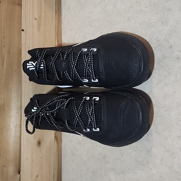 Nike KYRIE Flytrap 4 NWOB size 8.5 Men - Picture 4 of 8